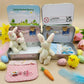 🔥Het beste paascadeau - KOOP 1, KRIJG 1 GRATIS!!🎁🐇Konijntje-mama in een klein pluche blikken doosje
