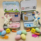 🔥Het beste paascadeau - KOOP 1, KRIJG 1 GRATIS!!🎁🐇Konijntje-mama in een klein pluche blikken doosje