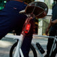 Aangepaste auto motorfiets rijden knipperende lichten auto centrum mesh uitbarsting flash waarschuwingslampje